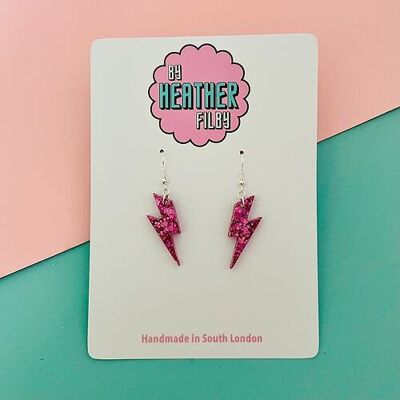 Mini aretes de rayo con brillo rosa vibrante