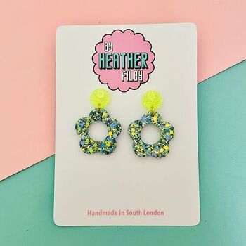 Boucles d’oreilles à paillettes de fleurs de style vert lime et bleu des années 60 1