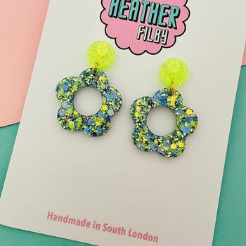 Boucles d’oreilles à paillettes de fleurs de style vert lime et bleu des années 60 3