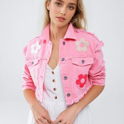 Chaqueta corta con bolsillos en el pecho y detalles de flores en rosa