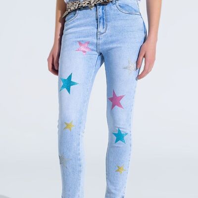 Hell gewaschene Skinny Jeans mit Sternen an den Beinen