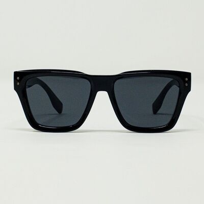 Gafas de sol negras cuadradas y gruesas