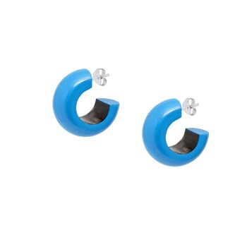 Petites boucles d'oreilles créoles arrondies bleues 2