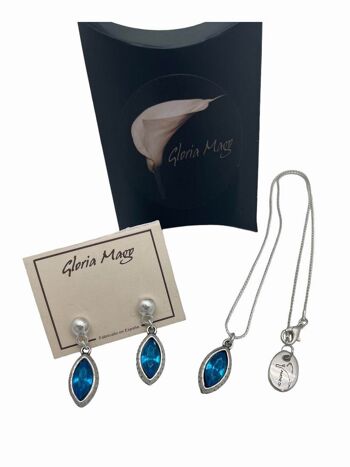 Ensemble pendentif et boucles d'oreilles en forme de larme en zamak plaqué argent sterling et cristal bleu facetté. 1