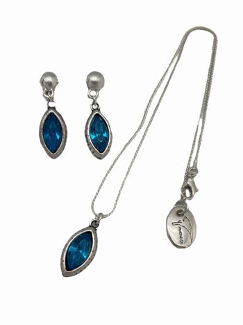 Ensemble pendentif et boucles d'oreilles en forme de larme en zamak plaqué argent sterling et cristal bleu facetté. 3