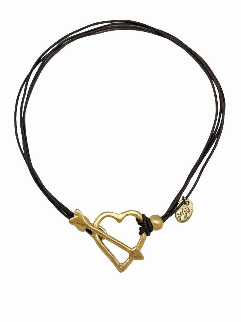 Girocollo in cordoncino marrone con chiusura a cuore e freccia in zama dorata