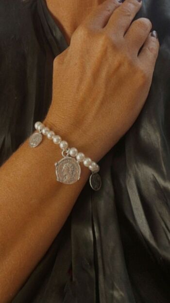 Bracelet élastique avec perles et pièces d'argent 2