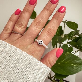 Bague en perles de verre blanches avec un visage souriant en blanc 2