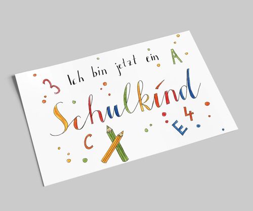 Postkarte zur Einschulung | Ich bin jetzt ein Schulkind | Einschulungskarte | Bunte Schrift und Motive