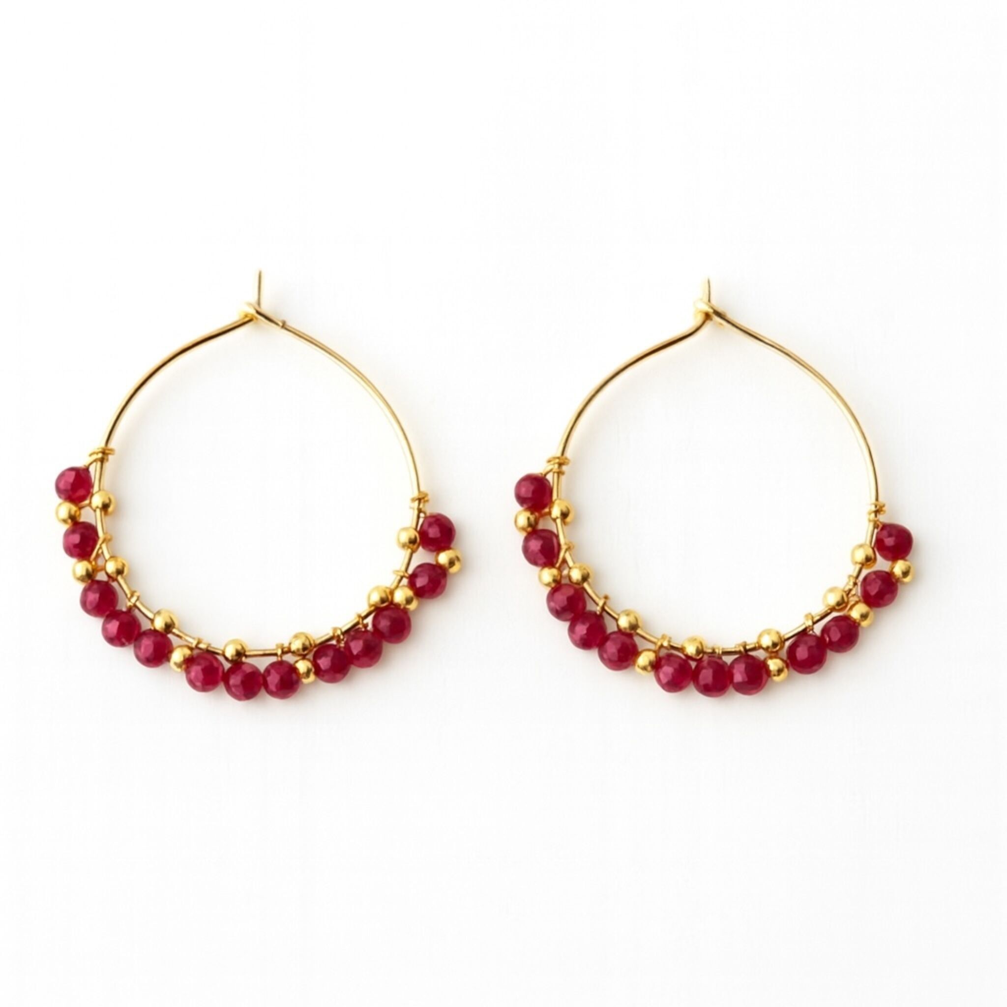 Orecchini a cerchio in acciaio inossidabile dorato con perline di rubino e perline dorate
