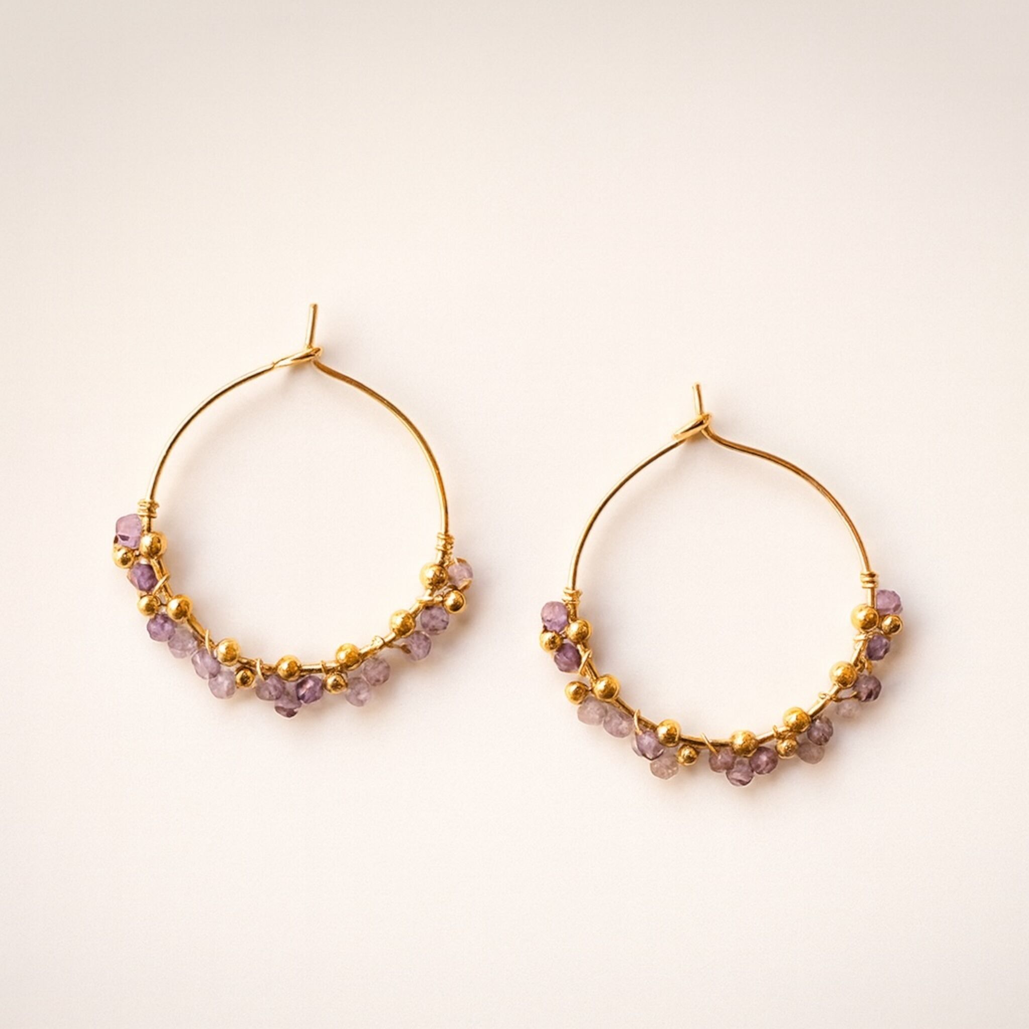 Orecchini a cerchio in acciaio inossidabile dorato con perline di ametista e perline dorate