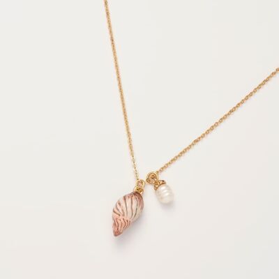 Collana corta in oro indossato con conchiglia a spirale e perla