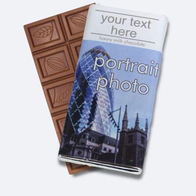 Ritratto della barra regalo di cioccolato al latte, souvenir storico. Carta stagnola.