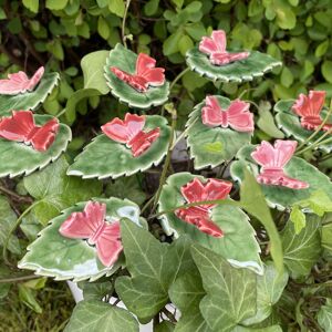 Papillon en céramique sur feuille, fleur en céramique sur tige