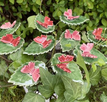 Papillon en céramique sur feuille, fleur en céramique sur tige 1