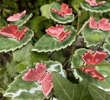 Papillon en céramique sur feuille, fleur en céramique sur tige 2