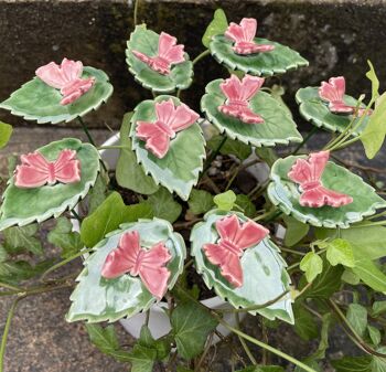 Papillon en céramique sur feuille, fleur en céramique sur tige 6