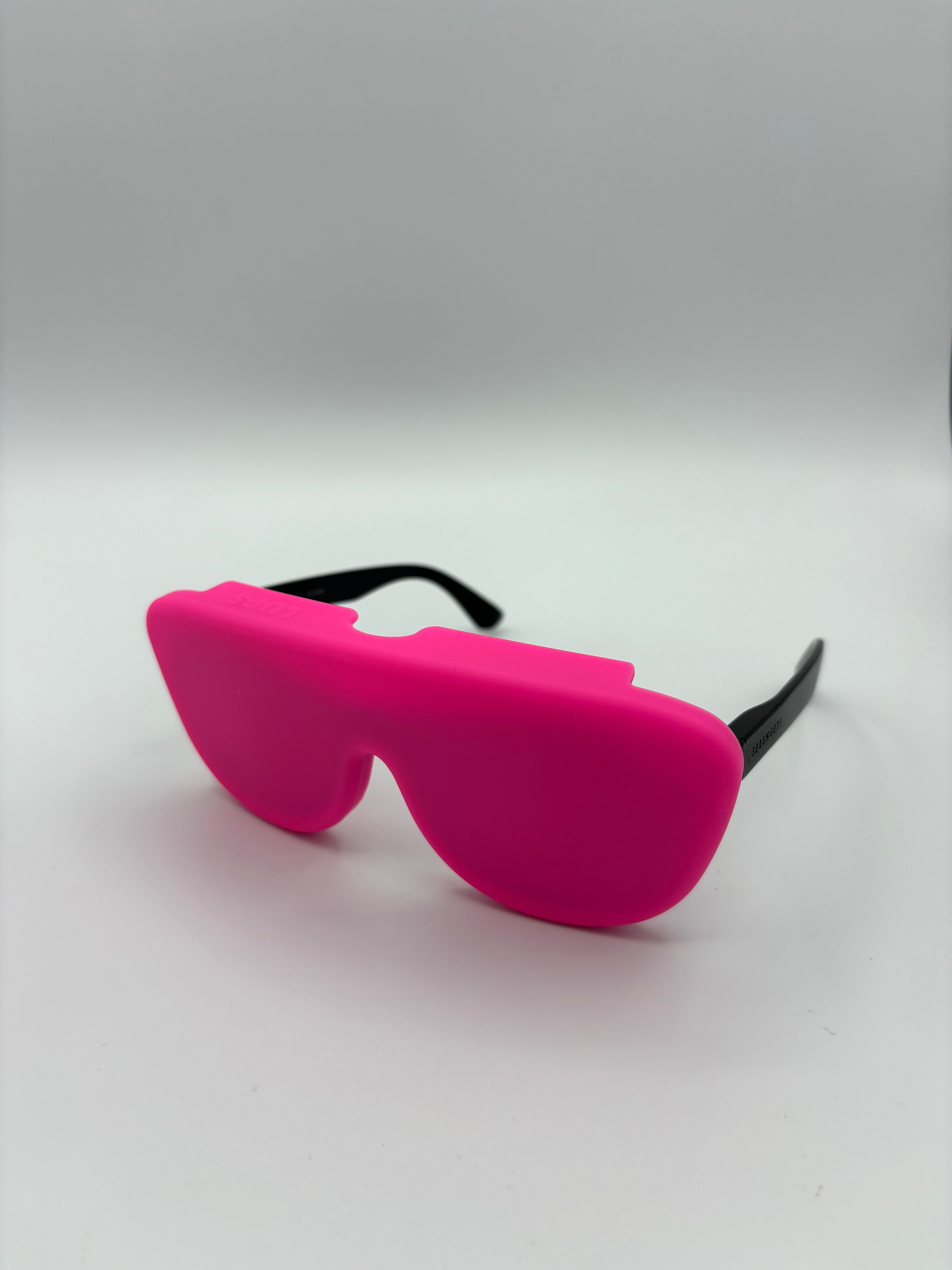 Leuchtend rosa Brillenetui aus recyceltem medizinischem Silikon, faltbar und innovativ