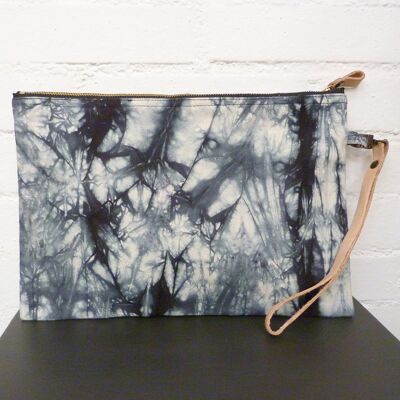 Tie-Dye-Clutch mit Ledergriff