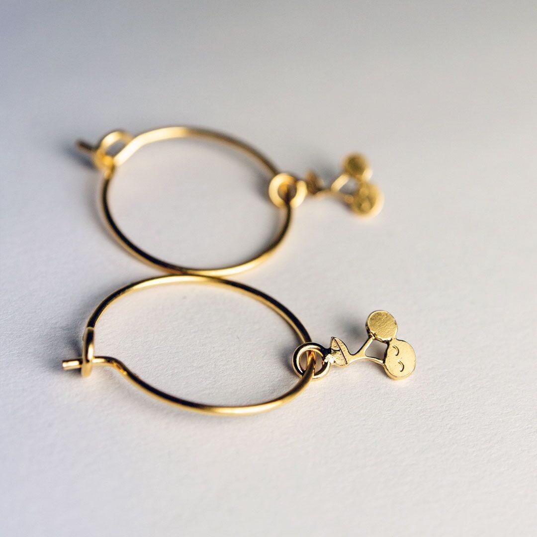 Mini pendientes de aro con cerezas bañados en oro - fabricados en Francia