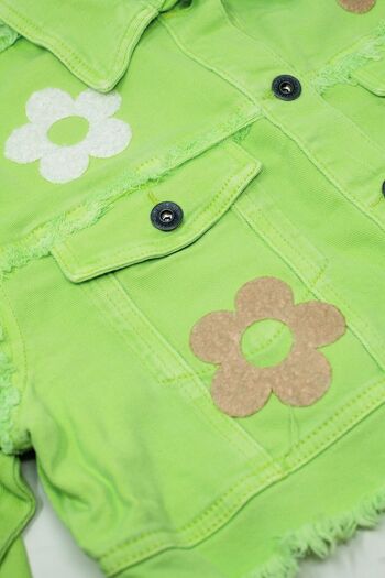 Veste courte avec poches poitrine et détails floraux en vert 5