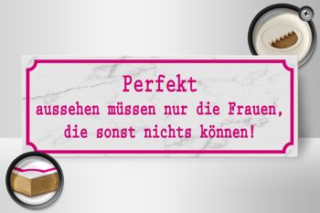 Panneau en bois disant 27x10cm Les femmes qui ne peuvent rien faire doivent être parfaites 2