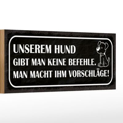 Cartello in legno 27x10 cm con scritta "Il nostro cane non dà ordini e non dà suggerimenti".