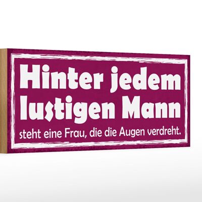 Holzschild Spruch 27x10cm hinter lustigen Mann eine Frau