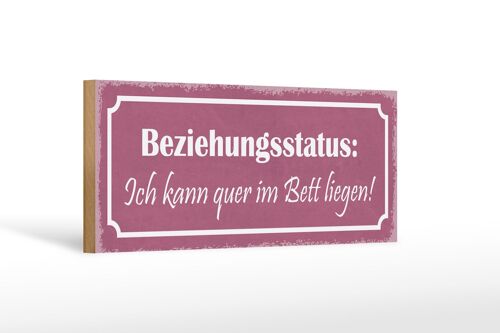 Holzschild Spruch 27x10cm Beziehungsstatus quer im Bett