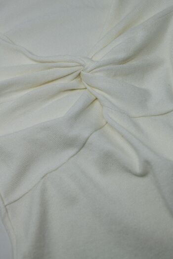 Chemise blanche à manches longues avec nœud et col en V 6