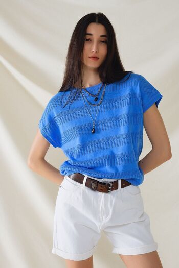 Sweat-shirt bleu avec motif en dentelle et manches courtes 1