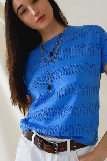 Sweat-shirt bleu avec motif en dentelle et manches courtes 4