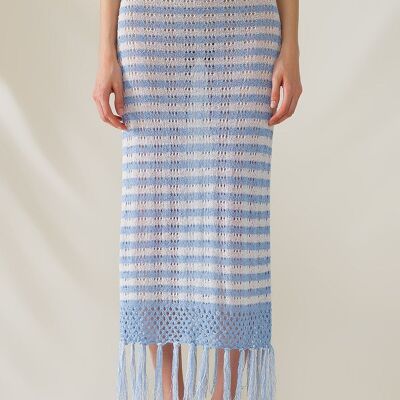 Falda midi blanca de crochet con rayas azules y dobladillo con flecos