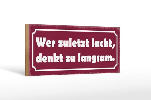 Holzschild Spruch 27x10cm wer zuletzt lacht denkt langsam