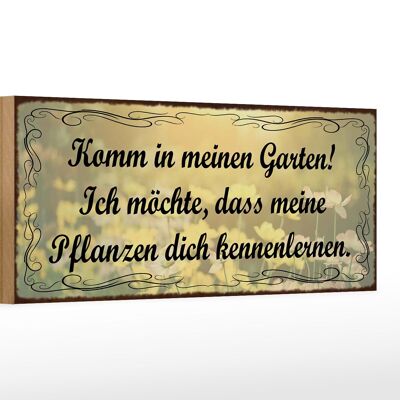 Cartello in legno con scritta "Le piante da giardino ti conoscono".
