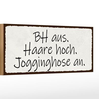 Cartello in legno con scritta "Reggiseno 27x10 cm realizzato con pantaloni della tuta con capelli raccolti".