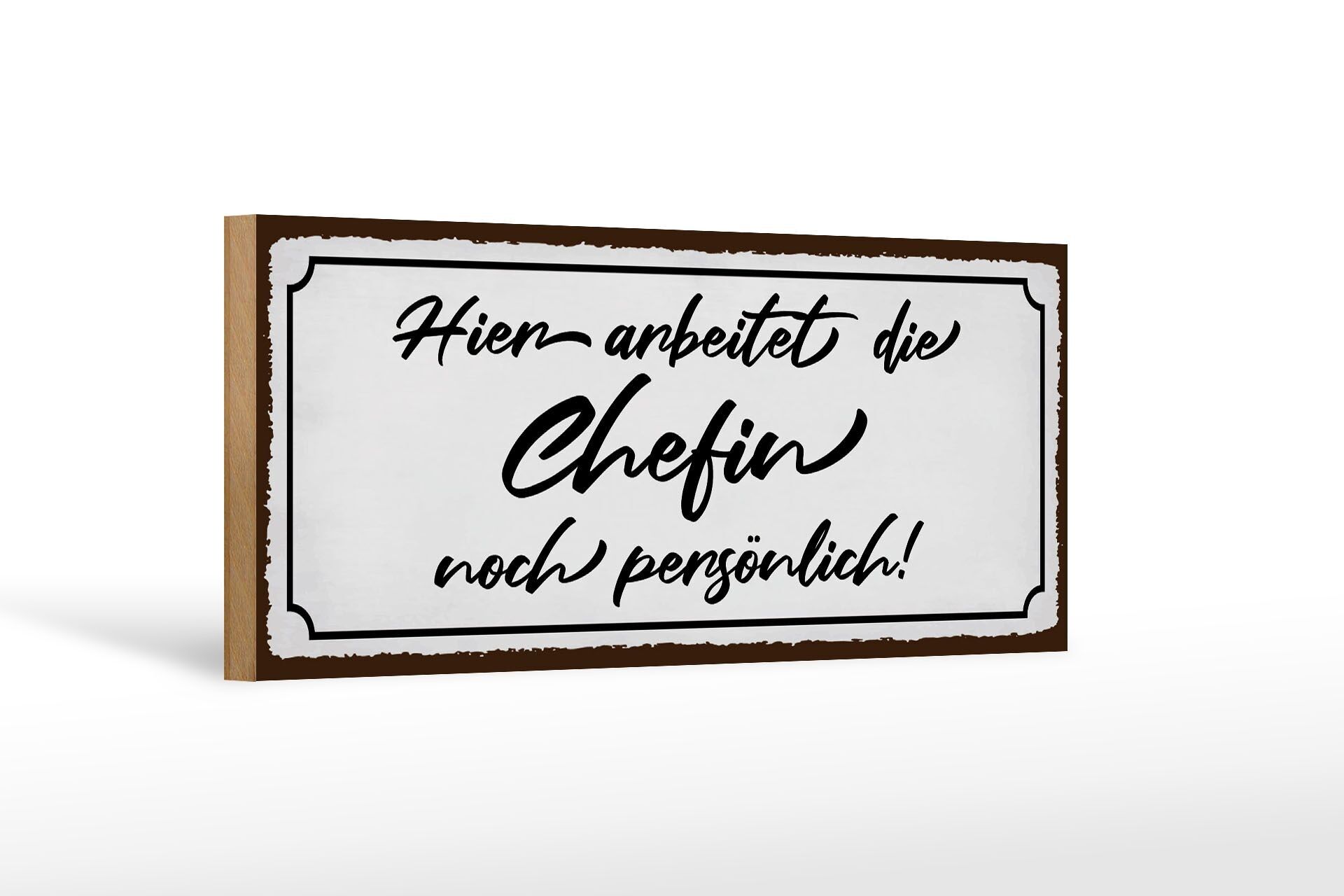 Cartello in legno di 27x10 cm che dice che il capo lavora ancora qui