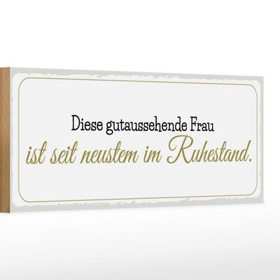 Holzschild Spruch 27x10cm gutaussehende Frau ist im Ruhestand