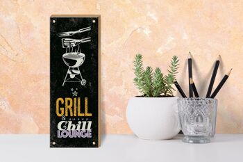 Panneau en bois indiquant Grill & Chill Lounge 5 étoiles 10x27cm 3