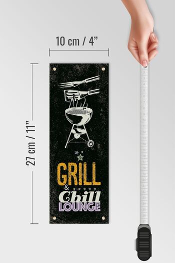 Panneau en bois indiquant Grill & Chill Lounge 5 étoiles 10x27cm 4