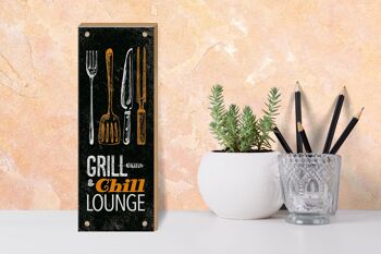 Panneau en bois indiquant Grill & Chill Lounge Grilling 10x27cm 3