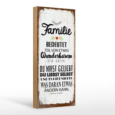 Cartel de madera que dice "La familia es parte de algo maravilloso" 10x27cm