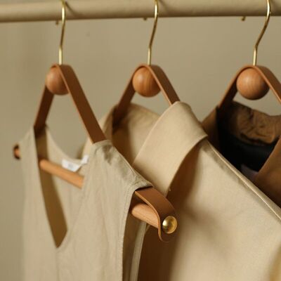 Moderner Vintage-Kleiderbügel aus Leder und Holz │ Design-Kleiderschrank, Mantel- und Hosenaufbewahrung