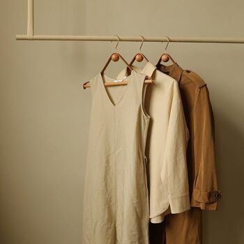 Cintre moderne vintage en cuir et bois │ Armoire design, rangement manteaux et pantalons 3