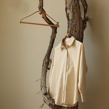 Cintre moderne vintage en cuir et bois │ Armoire design, rangement manteaux et pantalons 5
