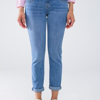 Skinny Jeans in heller Waschung mit Detail auf der Tasche