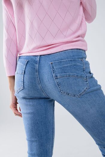 Jean skinny au délavage clair avec détail sur la poche 4