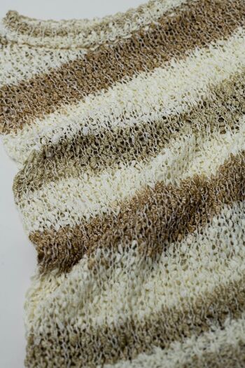 Teintes tricotées de pull sans manches beige à rayures et encolure ras du cou 6