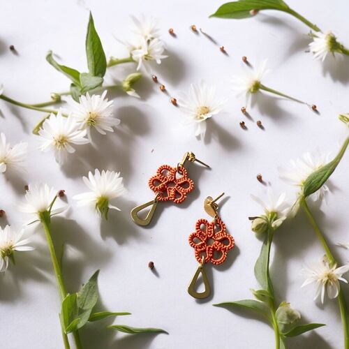 Boucles d'oreilles en dentelle de frivolité (tatting) Flower Power avec pastille ajourée dorée