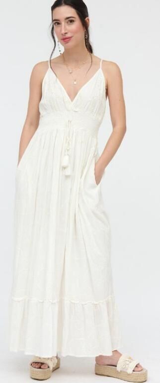 Abito semplice ricamato da donna. Ottima qualità e bel design